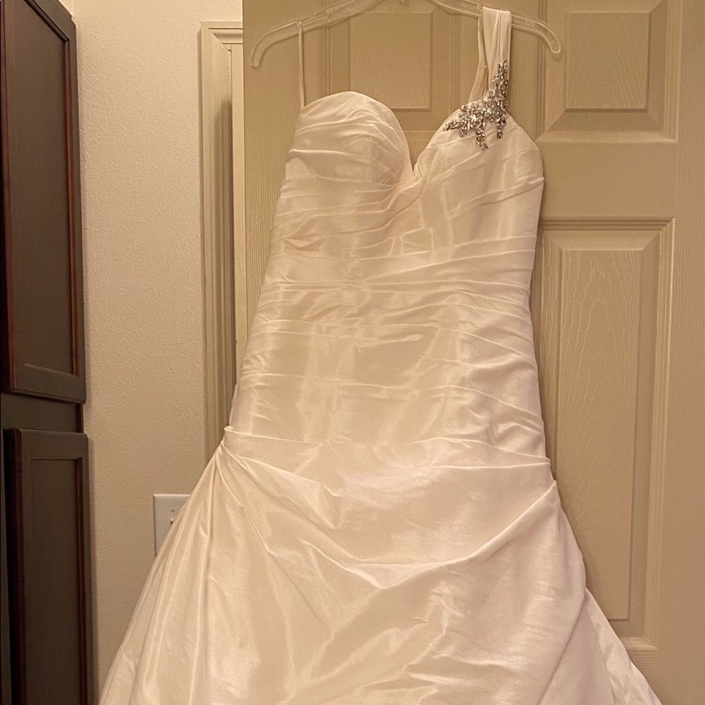 A Casablanca Bridal Wedding Dress